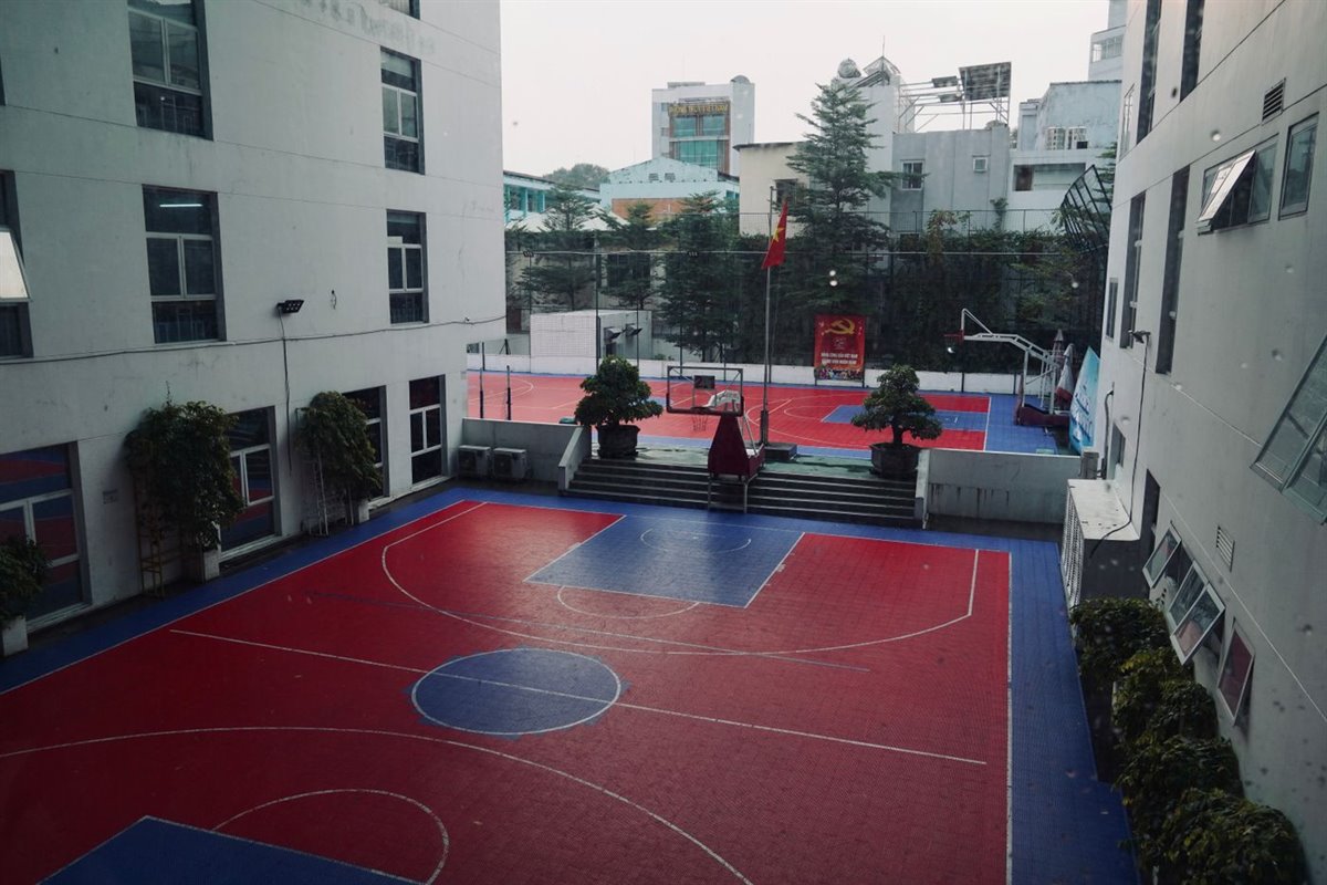 学校新建篮球场场地施工现场实拍图