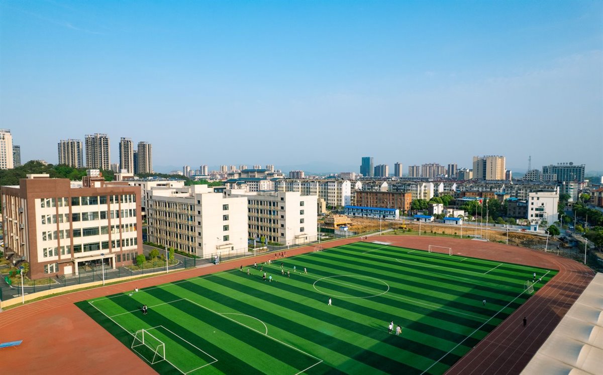 小学运动场塑胶跑道与篮球场实拍图