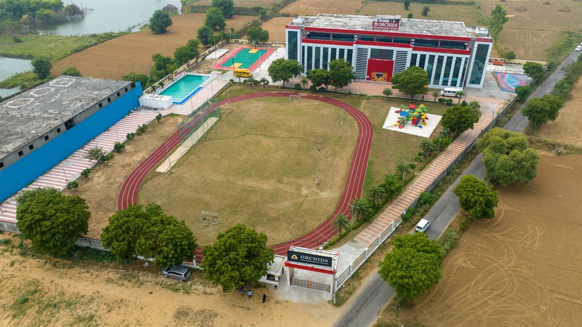 学校教学楼与运动场地实拍图