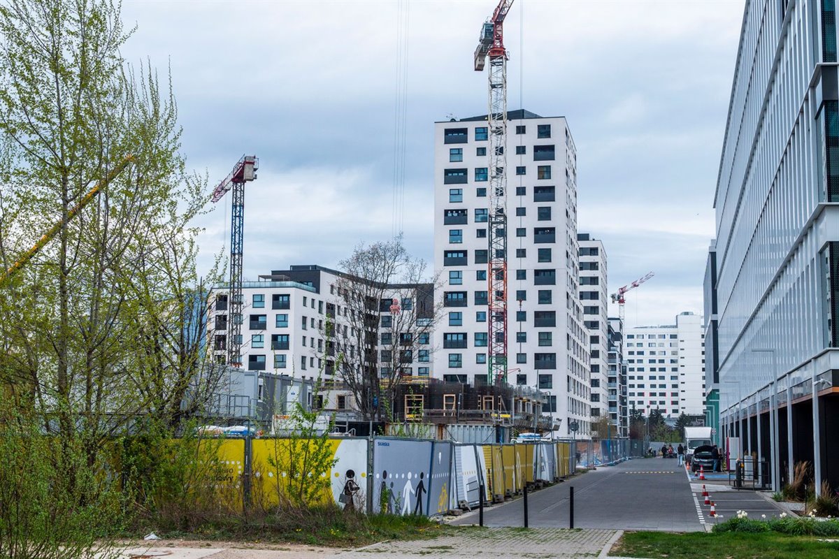 房屋建筑工程施工现场塔吊作业实拍图