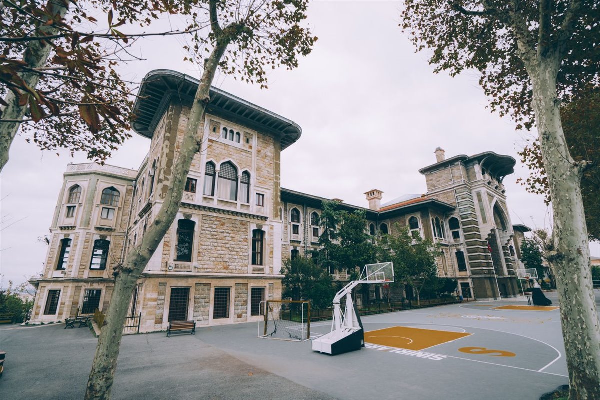 学校篮球场运动场地施工现场实拍图